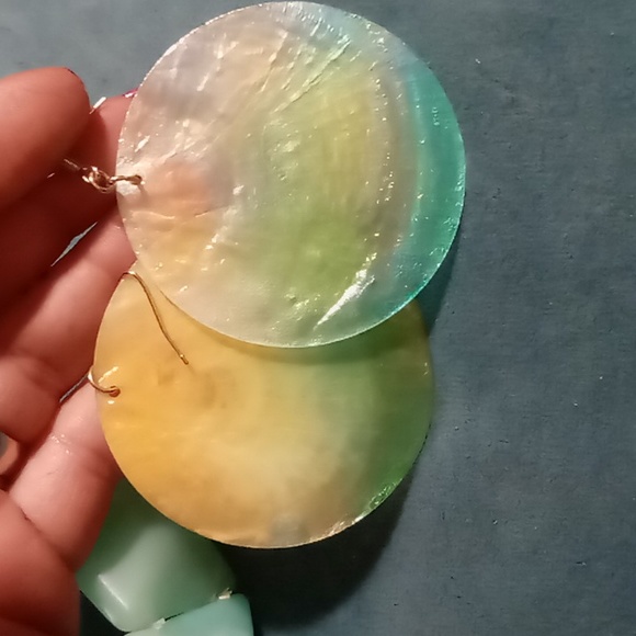 Shell earrings & chunky expandable bracelet. Teal blue & yellow - Picture 4 of 6